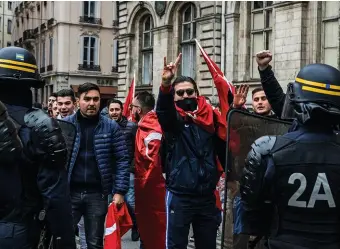  ??  ?? Les incidents avec les nationalis­tes turcs se multiplien­t sur le continent (ici, à Lyon).