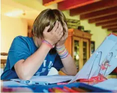  ?? Foto: Julian Stratensch­ulte, dpa ?? Gerade vor Prüfungen sind Schüler oft gestresst. Wissenscha­ftler Josef Meier will den Kindern den Druck nehmen.