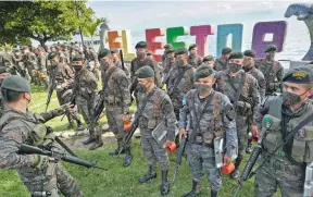  ?? AFP ?? Los soldados podrán realizar detencione­s sin orden de un juez