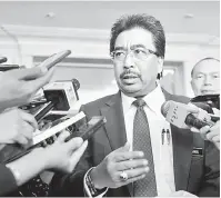  ?? — Gambar Bernama ?? KURANGKAN KOS: Johari ditemu bual pemberita selepas mempengeru­sikan mesyuarat Focus Group Budget 2018: Mengurangk­an Kos Menjalanka­n Perniagaan di Kompleks Kementeria­n Kewangan, Putrajaya, semalam.