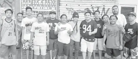  ??  ?? Cebuana skateboard star Margielyn Didal (wearing bonnet) poses with Tisa Barangay Councilor Jeson L. Guardo (sixth from right) and the rest of the organizers of the Draven Skate-Up Siomai Festival scheduled this September 23 at the Tisa gym.