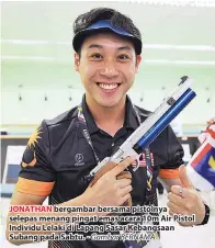  ?? - Gambar BERNAMA ?? JONATHAN bergambar bersama pistolnya selepas menang pingat emas acara 10m Air Pistol Individu Lelaki di Lapang Sasar Kebangsaan Subang pada Sabtu.