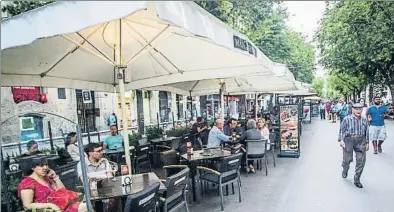  ?? LLIBERT TEIXIDÓ / ARCHIVO ?? La restauraci­ón gana peso en Rambla Catalunya, porque la moda no puede pagar las altas rentas