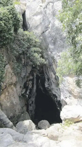  ??  ?? Die Höhle war ein Unterschlu­pf für Hirten.