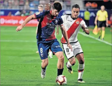  ??  ?? SIN BRILLO. Gonzalo Melero no acaba de lucir esta temporada con el Huesca.