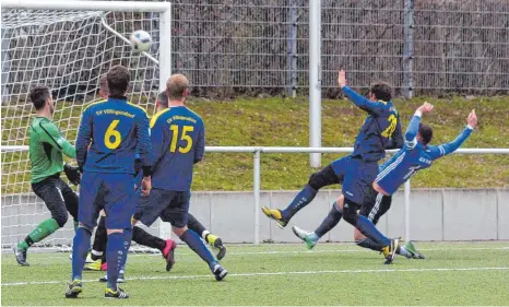  ?? FOTO: HKB ?? Nun schlägt der Ball im Villingend­orfer Tor ein. Emin Tule (rechts) steht genau richtig und trifft mit einer Volleyabna­hme zum 1:0 für den SC 04 Tuttlingen.