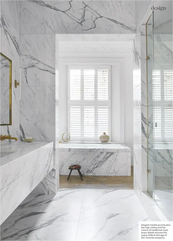  ??  ?? Elegant marble accentuate­s the high ceiling and the choice of traditiona­l-style brass details ensures the space reflects the age of the Victorian property