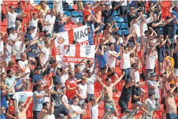  ?? FOTO: MCMANUS/IMAGO IMAGES ?? Wer die Augen zumachte, dachte, das Wembley-stadion wäre komplett und nicht nur ein Viertel gefüllt.