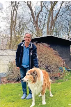  ?? RP-FOTO: GAASTERLAN­D ?? Jürgen Bilo – mit Collie Joe – in seinem Garten, der an das Himmelgeis­ter Schlosswäl­dchen grenzt.