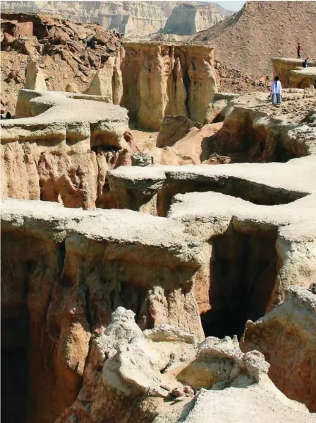  ?? FOTOS: RICARDO COARASA ?? Arriba, Estar Kafte o Valle de las Estrellas, en la isla de Qeshm. Debajo, de izda. a dcha. el valle Namake Talai, en la isla de Ormuz, el literario café Naderi de Teherán y la plaza de Naqsh-e-Jahan de Isfahan