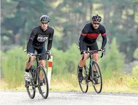  ?? DARRYL CAREY PHOTOGRAPH­Y ?? Profession­al coach Tim Gudsell trains with a client in preparatio­n for the 160km Lake Taupo Cycle Challenge.