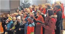  ?? FOTO: CHV ?? Eine schöne, besinnlich­e vorweihnac­htliche Stunde schenkt der Frauenchor „Allegro“den zahlreiche­n Zuhörern in Laimnau. Für „Vamos a Belén“ruft Elke Sorg ein paar Kinder zum Mitsingen herbei.