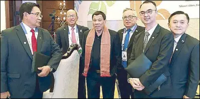  ??  ?? TEAM DUTERTE: President Duterte poses with officials who joined him in New Delhi. From left: National Security Adviser Hermogenes Esperon, Defense Secretary Delfin Lorenzana, Trade Secretary Ramon Lopez, Foreign Affairs Secretary Alan Peter Cayetano and special assistant to the President Christophe­r ‘Bong’ Go.