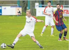  ?? FOTO: JOSEF KOPF ?? Der SV Arnach (weiße Trikots) spielt gegen Maierhöfen-Grünenbach II.