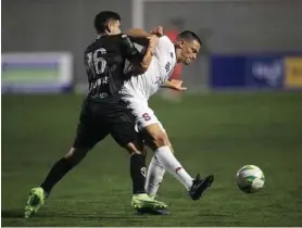  ??  ?? Daniel Colindres y sus compañeros tuvieron un partido para el olvido.