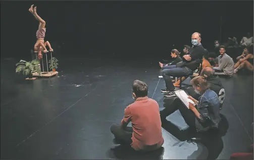  ??  ?? Teachers, wearing face masks to fight against the spread of coronaviru­s, and students watch a personal year project rehearsal of a co-student at the Superior School of Circus Arts.