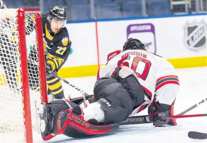  ?? PHOTO COURTOISIE JONATHAN ROY/LHJMQ ?? Thomas Sigouin a été parfait hier après-midi. Il s’est notamment signalé face à l’attaquant Brooklyn Kalmikov, lors de la première période.