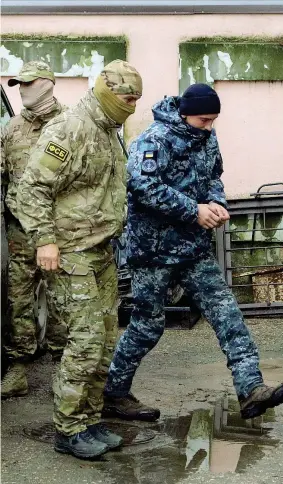  ??  ?? I marinai ucraini scortati da uomini dei servizi russi all’udienza in tribunale dopo l’arresto