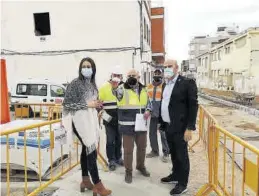  ?? MÒNICA MIRA ?? La alcaldesa y el edil de Urbanismo, en una visita reciente a las obras.