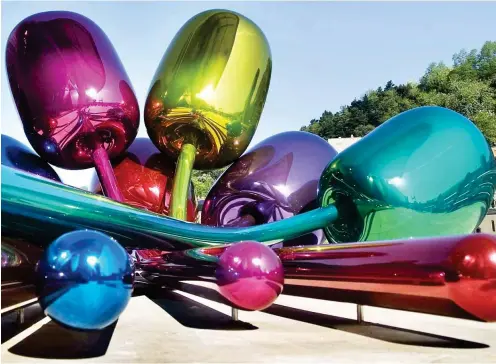 ?? Foto: dpa/EFE/Alfredo Aldai ?? Jeff Koons Werke glänzen in poppigen Farben. Hier der »Tulpenstra­uß«, aufgenomme­n in Bilbao (Spanien).
