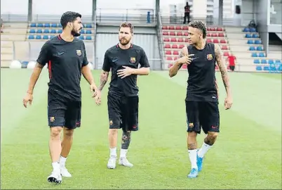  ?? FCB ?? El tridente barcelonis­ta formado por Luis Suárez, Lionel Messi y Neymar, ayer en Sant Joan Despí