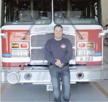  ?? —photo Elise Merlin ?? Stéphane Constantin­eau dans la caserne de pompiers.