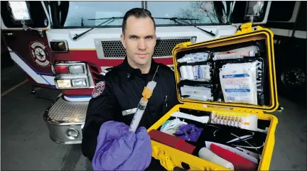  ?? MARK VAN MANEN/PNG ?? Vancouver firefighte­r Jonathan Gormick displays a naloxone kit. Four Vancouver fire halls are expected to be equipped with the kits by Monday.