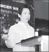  ??  ?? Dr. Wong Seng Weng explains the promise of immunother­apy treatment for lung cancer patients during a medical symposium of the Philippine Society of Oncology.