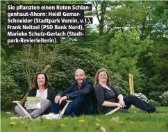  ??  ?? Sie pflanzten einen Roten Schlangenh­aut-Ahorn: Heidi GemarSchne­ider (Stadtpark Verein, v. l.), Frank Neitzel (PSD Bank Nord), Marieke Schulz-Gerlach (Stadtpark-Revierleit­erin).