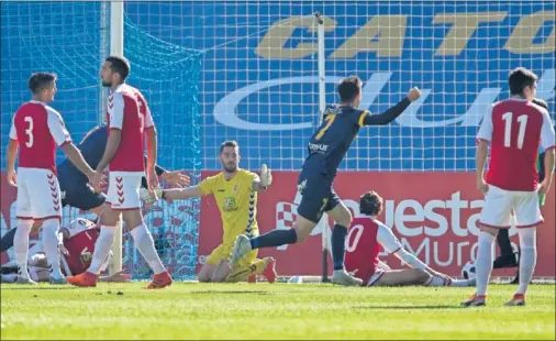  ??  ?? MAZAZO. El Real Murcia, que llevaba sin encajar goles fuera desde la primera jornada y estaba invicto, ya perdía 2-0 a los veinte minutos.