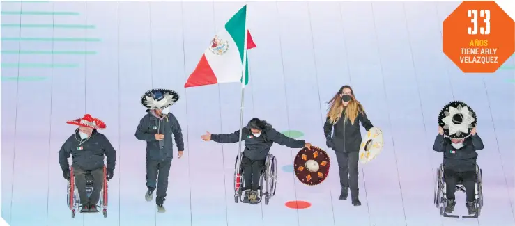  ?? FOTO: REUTERS ?? El único atleta mexicano en la justa invernal, Arly Velásquez, saluda a los presentes a su arribo al estadio.