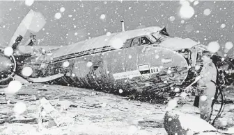  ?? FOTO PROFIMEDIA ?? Zasněžená tragédie. Trosky letounu Airspeed Ambassador. V Mnichově zahynulo 23 ze 44 pasažérů.
