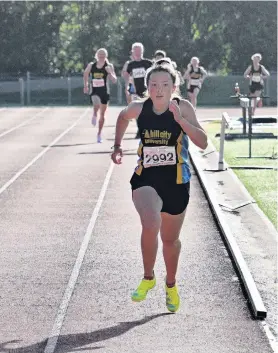  ?? PHOTOS: LINDA ROBERTSON ?? winner Ella Hou waits to go beside her in the next couple of runners away. Runnerup Jared Monk is on the extreme left; Hou sprints to the