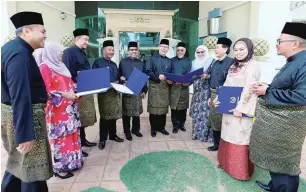  ??  ?? Azlan (centre) with other state executive councillor­s and government officers after the swearing-in ceremony at Balai Mengadap, Istana Arau yesterday.