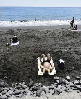  ??  ?? VILAR UT PÅ LAKRITSPUL­VRET. Solbadare på Playa de Caleras svarta strand i Valle Gran Rey.