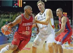  ?? FOTO: HERTZOG/AFP ?? Deutschlan­ds Basketball-Superstar Dirk Nowitzki erlebte am Freitag mit der Nationalma­nnschaft gegen die Franzosen um Boris Diaw (links) einen schwarzen Abend. Gestern lief es etwas besser.