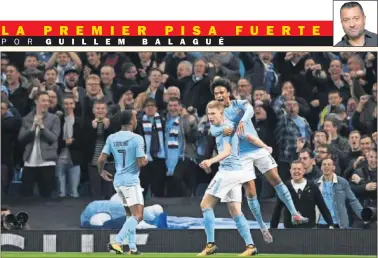  ??  ?? TRES TRIUNFOS. Sterling, De Bruyne y Sané celebran un gol al Nápoles. El City ha sumado los 9 puntos.