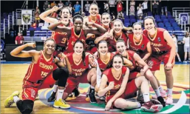  ??  ?? FELICIDAD. Las jugadoras de la Sub-20 celebran el pase a la final del Europeo de Sopron (Hungría).