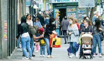  ??  ?? Via Marconi a Roma: molta gente in giro senza rispettare le distanze: non tutti hanno la mascherina