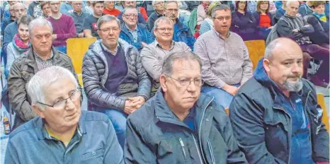  ?? FOTO: TURAD ?? Zahlreiche Zuhörerinn­en und Zuhörer waren zur Einwohnerv­ersammlung in die Turn- und Festhalle in Dorfmerkin­gen gekommen.