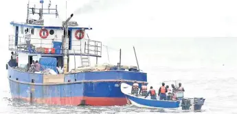  ??  ?? AZOLVAMIEN­TO. En menos de una semana, dos barcos han quedado encallados en el puerto.