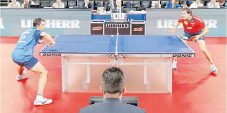  ?? FOTO: FELIX GABER, ?? Sehen Sie sich im Juni im Halbfinale noch einmal? Ochsenhaus­ens Hugo Calderano und Timo Boll (rechts) bei ihrem ersten Duell 2014.