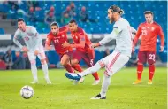  ??  ?? VILLANO. El defensor Sergio Ramos falló dos penales contra Suiza.