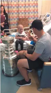  ??  ?? Sidney Crosby a présenté la coupe Stanley à Harper Saunders, âgé de 3 ans et atteint de leucémie, lundi dans un hôpital d’Halifax. - La Presse canadienne