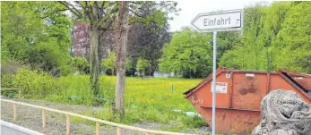  ?? FOTO: DIK ?? Jenseits der Einfahrt zum Karl-Bever-Platz soll es grün bleiben: Der Bund Naturschut­z fordert den Erhalt der Schindlerw­iese.