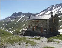  ??  ?? Sopra: gli incantevol­i paesaggi della Val Veny sono un paradiso per i bikers. A destra: Il rifugio Elisabetta in Val Veny, dove si può alloggiare, è la base ideale per la partenza di escursioni.