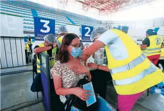  ?? FOTOS: MOISÉS VALENZUELA. ?? INMUNIZACI­ÓN.
Más de un millón de dosis de vacunas contra el covid-19 se han aplicado en Cortés, lo que ha disminuido la cantidad de pacientes en los triajes.