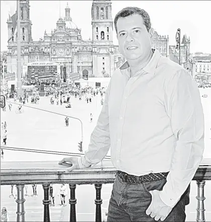  ??  ?? Durante la entrevista con José Ramón Amieva Gálvez, encargado de despacho de la jefatura de Gobierno de la Ciudad de México ■ Foto Roberto García Ortiz