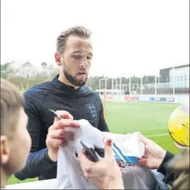  ?? FOTO: GETY ?? Harry Kane firma unos autógrafos tras la sesión con Inglaterra