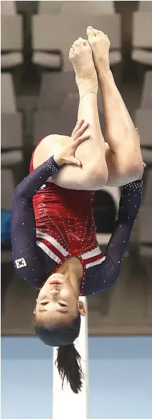  ?? CHANDRA SATWIKA/JAWA POS ?? INDAH: Pesenam Korea Selatan Solyi Shin ketika tampil di final nomor balok keseimbang­an pada ajang Junior Artistic Gymnastic Asian Championsh­ips 2018.